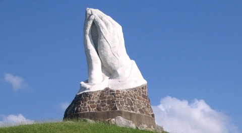 The praying hands statue in Web City, Missouri  (click for credit)
